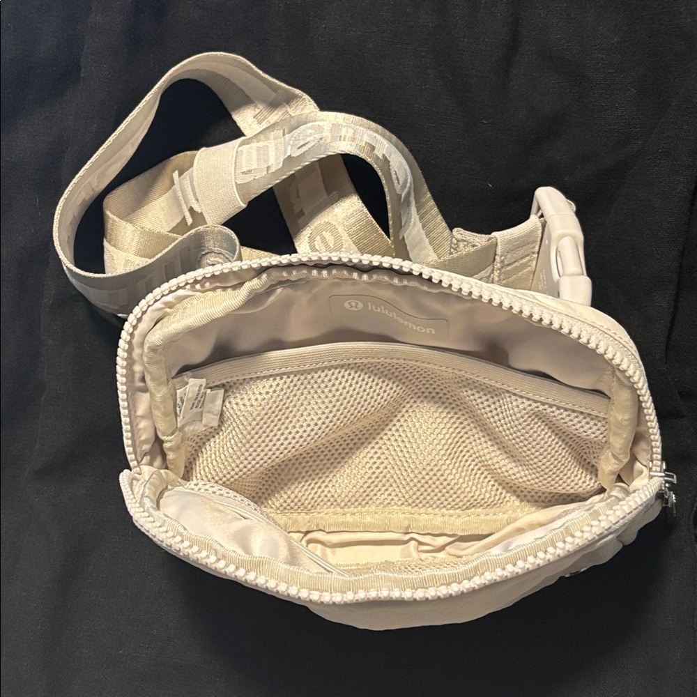 Lululemon Athletica Cream Crossbody Bag - Picture 3 of 4